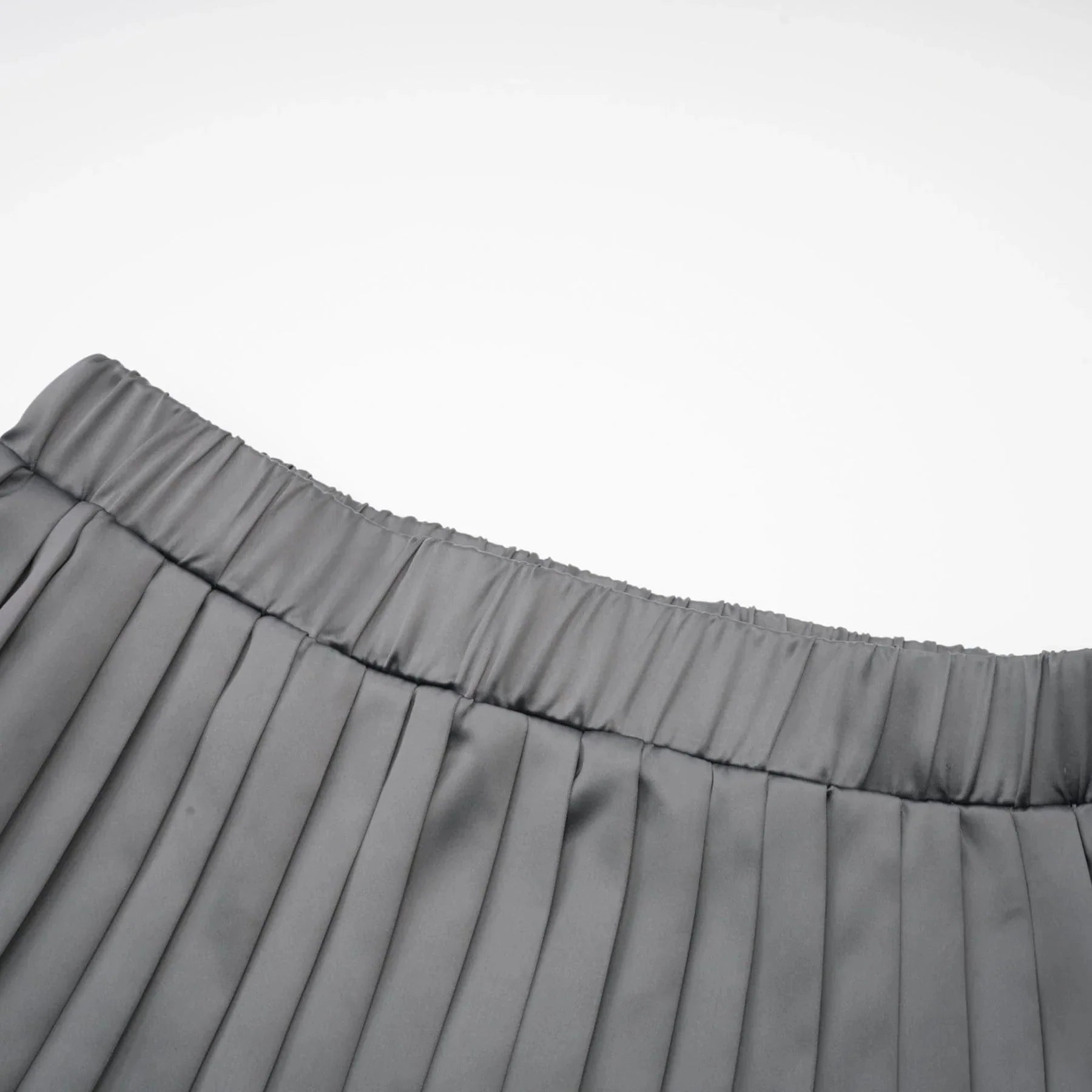 Aubrey Skirt - Color - blocked design - Pleated style - Elastic waistband - Knee length