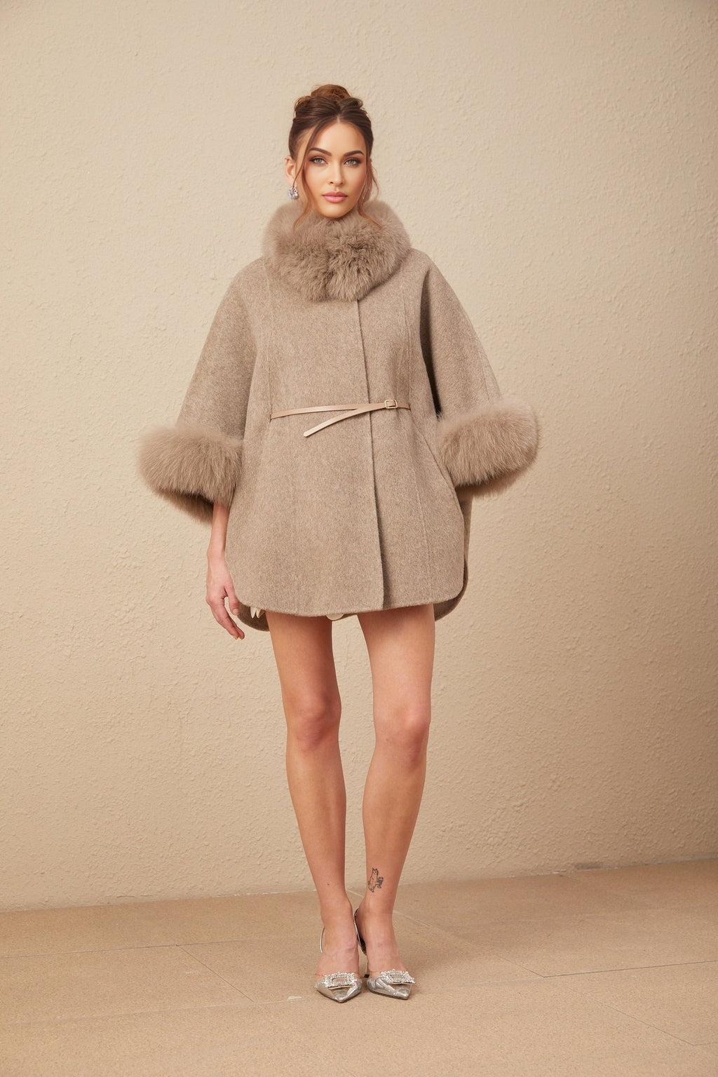 Barbara Coat - Crew neck - Cape sleeves - Detachable collar and cuffs