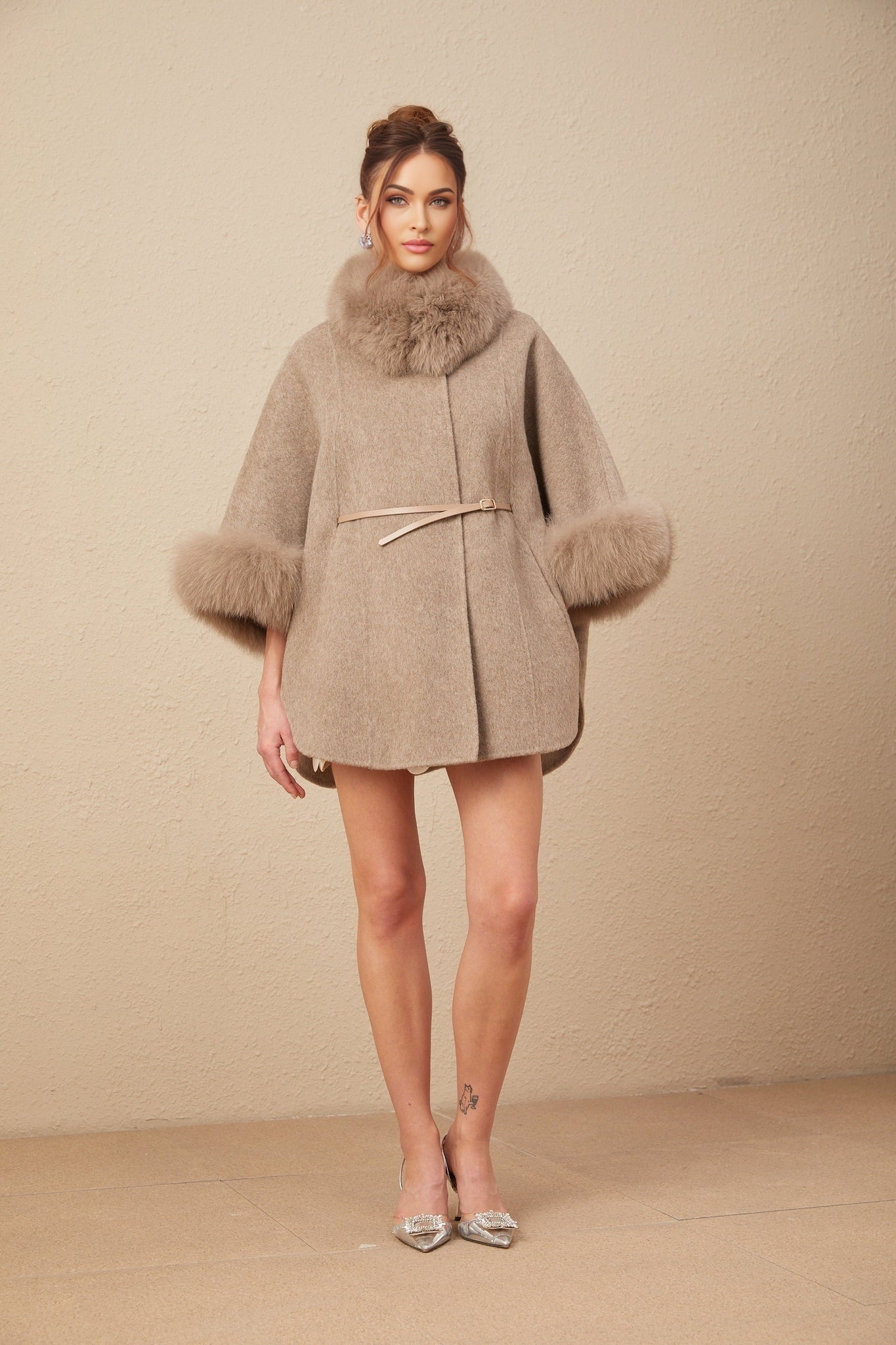 Barbara Coat - Crew neck - Cape sleeves - Detachable collar and cuffs