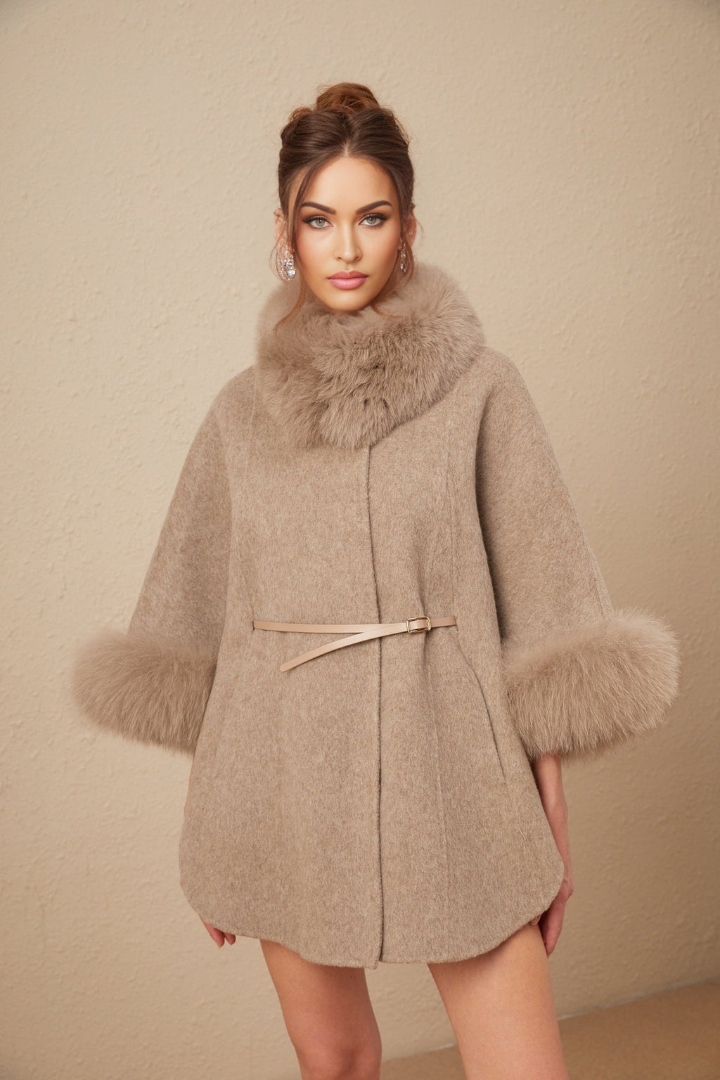 Barbara Coat - Crew neck - Cape sleeves - Detachable collar and cuffs
