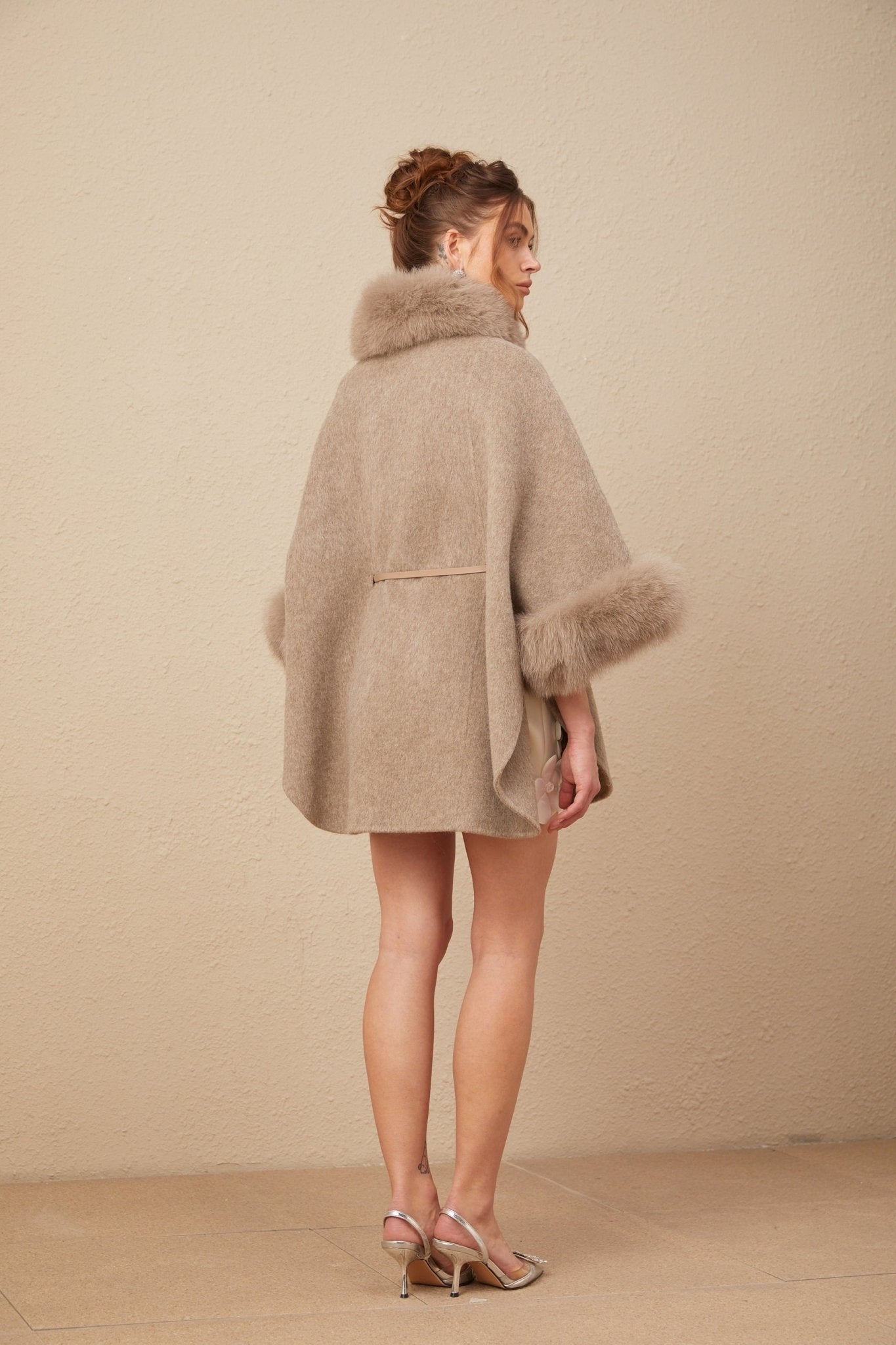 Barbara Coat - Crew neck - Cape sleeves - Detachable collar and cuffs