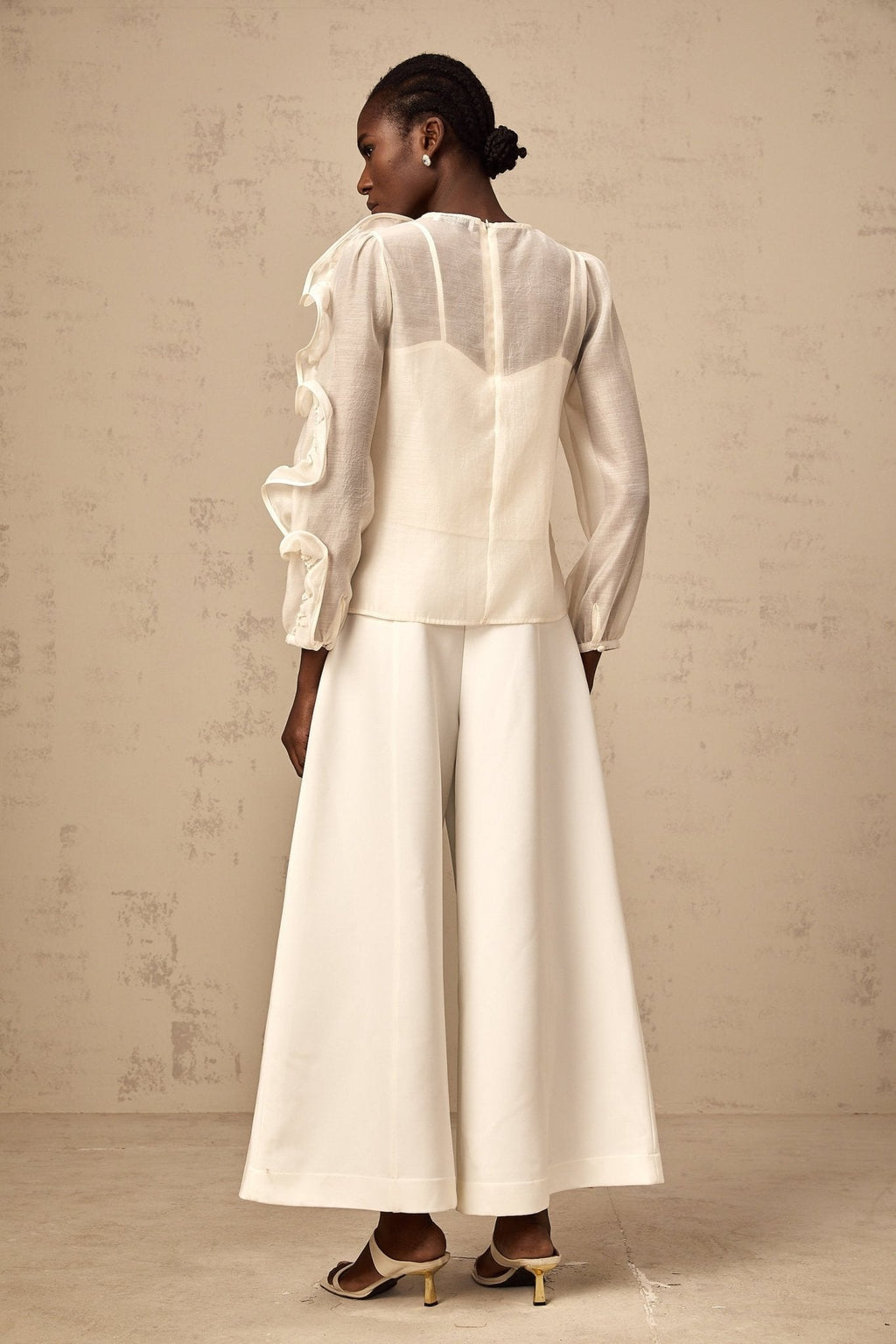 Caterinella Blouse – 3D Flower Detailing – Long Puff Sleeves – Crew Neck