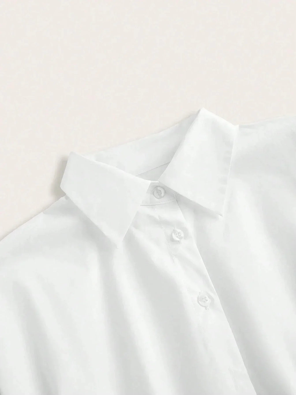 This elegant white dress shirt features a classic collared design, crafted from soft, breathable cotton for all-day comfort..