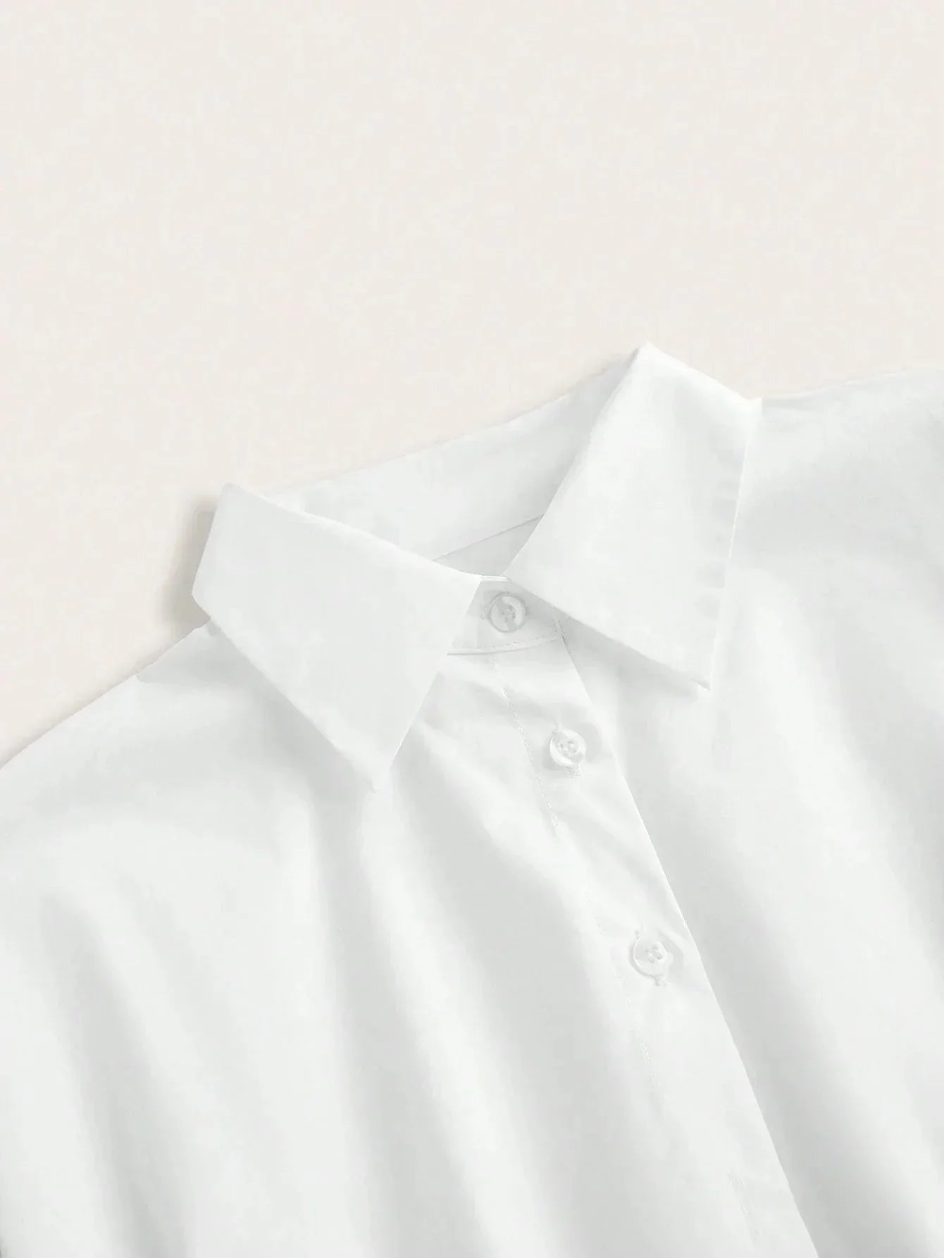 This elegant white dress shirt features a classic collared design, crafted from soft, breathable cotton for all-day comfort..