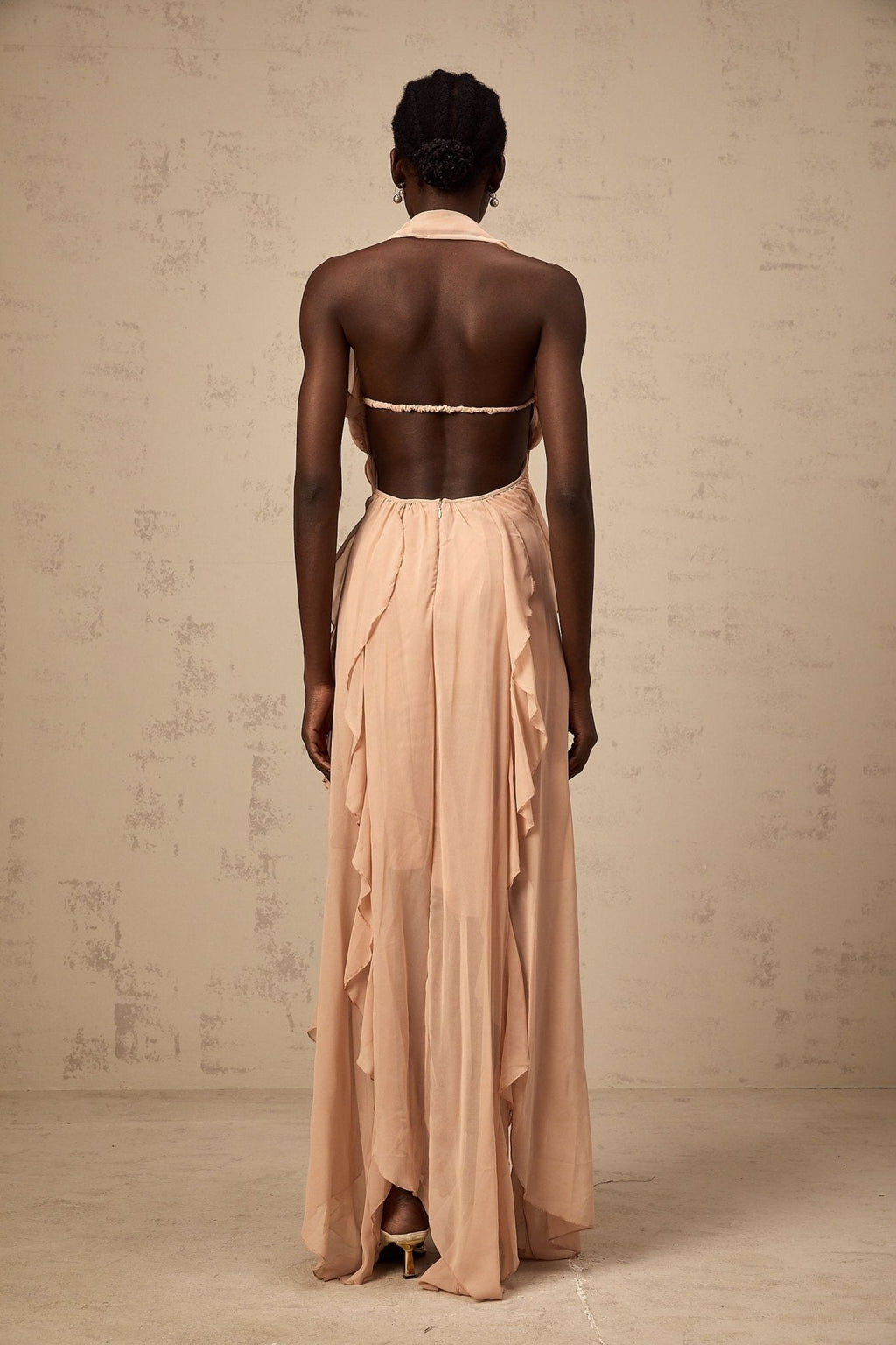 Perla Maxi Dress in Elegant Pink with Ruffled Design and Halter Neck