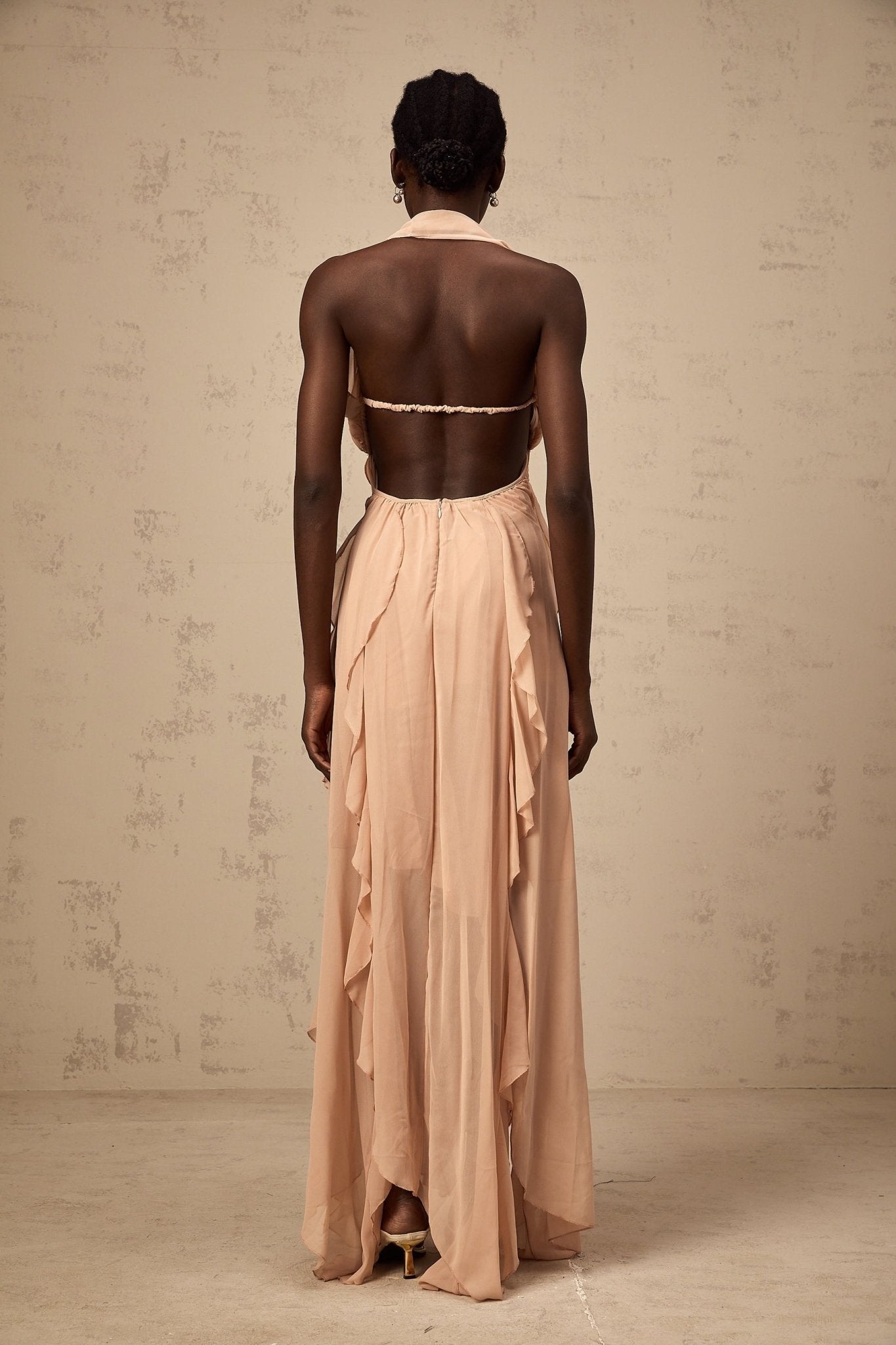 Perla Maxi Dress in Elegant Pink with Ruffled Design and Halter Neck